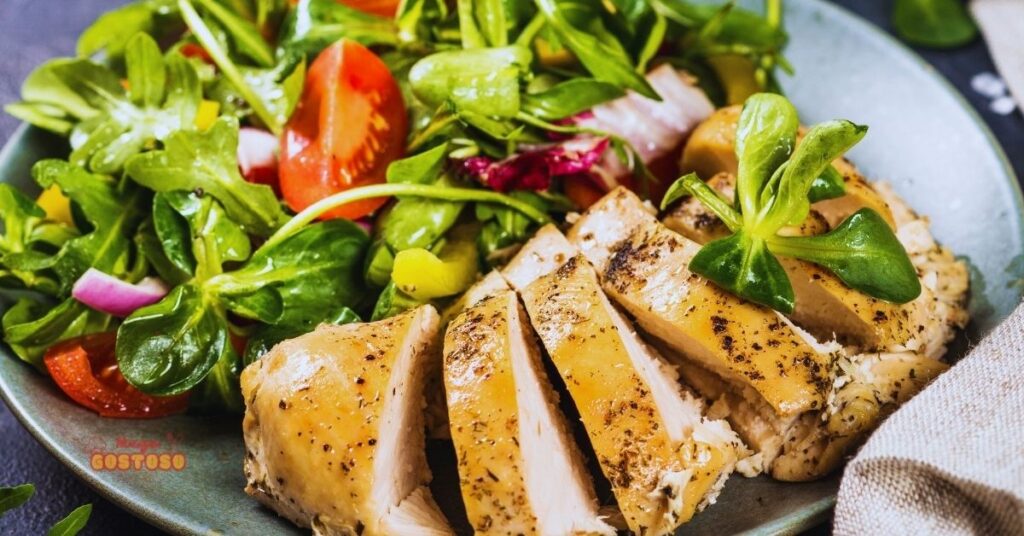 Receita de salada de frango com abacate e folhas verdes: saudável e saborosa