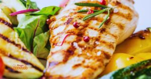 Frango grelhado com legumes assados - opção saudável para um almoço simples de domingo