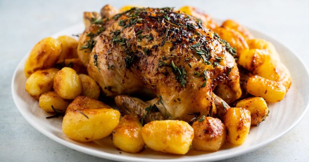 Frango assado com batatas: receita clássica para o almoço