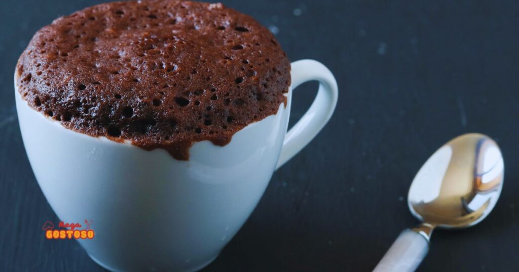Bolo de caneca de chocolate: uma sobremesa prática e irresistível em minutos!