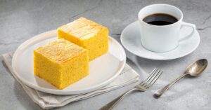 Bolo de fubá cremoso com pedaços suculentos e textura irresistível