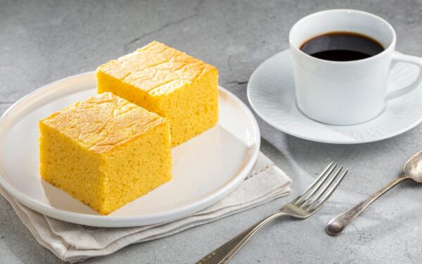 Bolo de fubá simples e cremoso: a receita perfeita para o café da tarde!