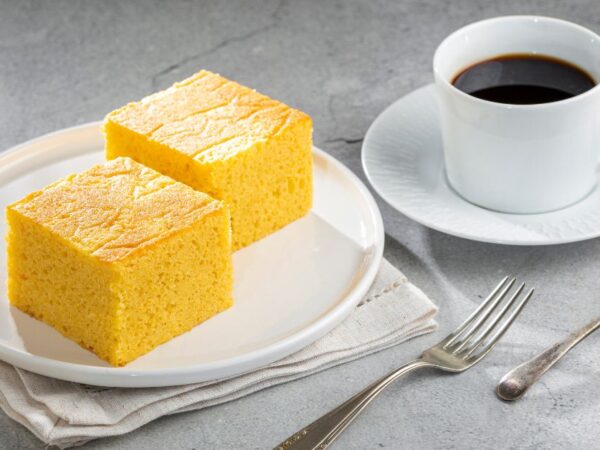 Bolo de fubá simples e cremoso: a receita perfeita para o café da tarde!