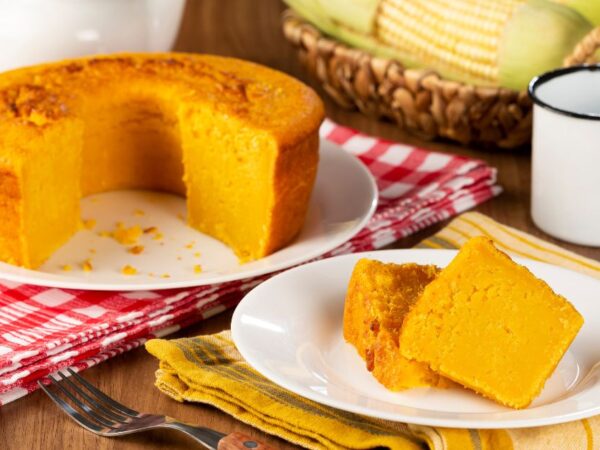 Bolo de milho de lata feito no liquidificador: rápido, fofinho e delicioso!