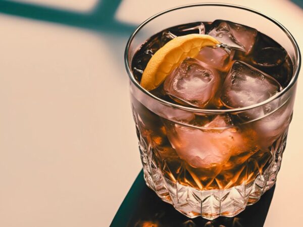 Negroni de cacau: sofisticação afrodisíaca no mundo dos drinks