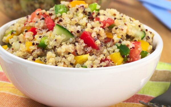 Salada colorida com quinoa e frango grelhado: almoço saudável e simples