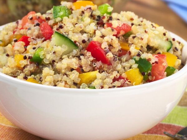 Salada colorida com quinoa e frango grelhado: almoço saudável e simples