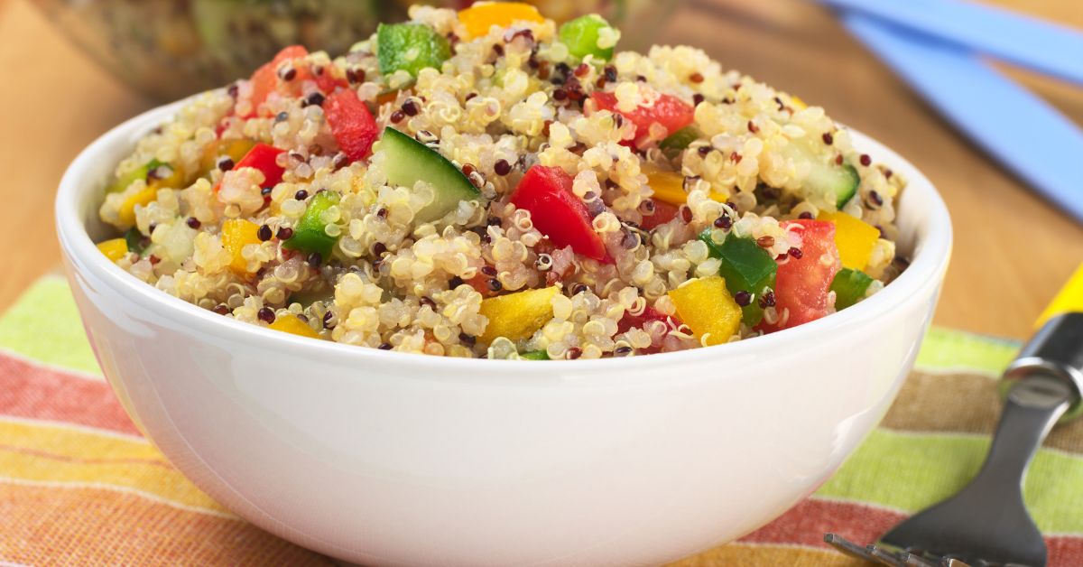 Salada colorida com quinoa e frango grelhado: almoço saudável e simples