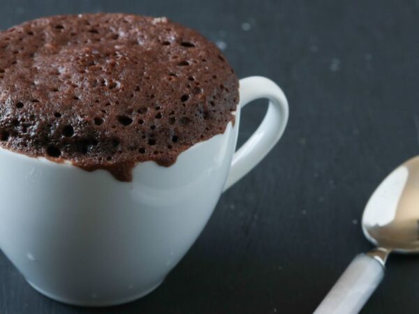 Bolo de chocolate de caneca: uma sobremesa prática e irresistível em minutos!