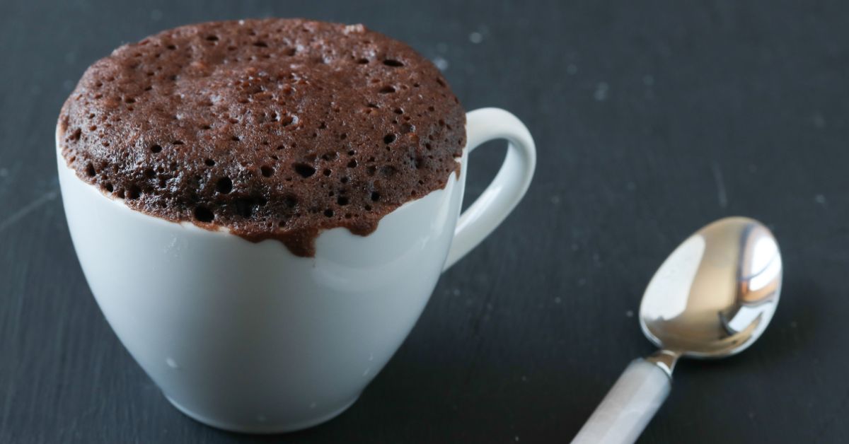 Bolo de chocolate de caneca: uma sobremesa prática e irresistível em minutos!