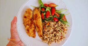 Prato de almoço saudável e simples com ingredientes frescos, incluindo legumes coloridos, proteínas magras e grãos integrais, ideal para uma refeição equilibrada no dia a dia
