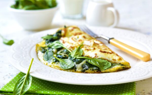 Omelete de espinafre e queijo branco: como fazer um almoço saudável e simples