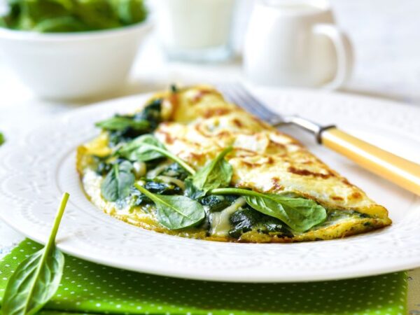 Omelete de espinafre e queijo branco: como fazer um almoço saudável e simples