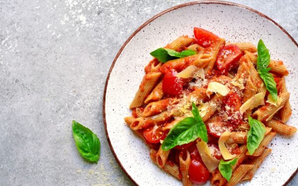 Macarrão integral com molho de tomate e manjericão: dicas para um almoço saudável e simples