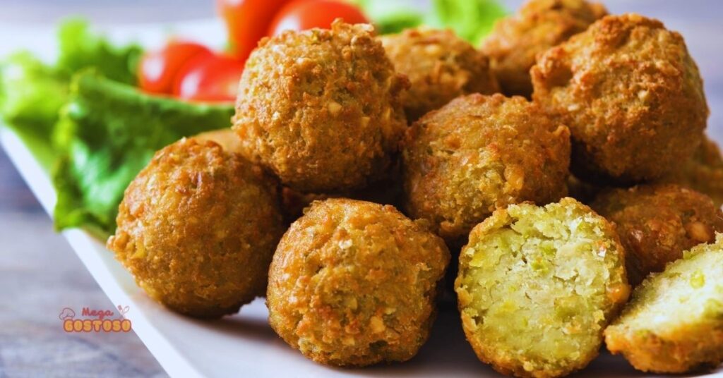 Porção de falafel tradicional, com textura crocante por fora e macia por dentro