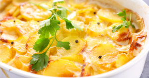 Escondidinho de batata com carne moída gratinado com queijo derretido e dourado no forno.