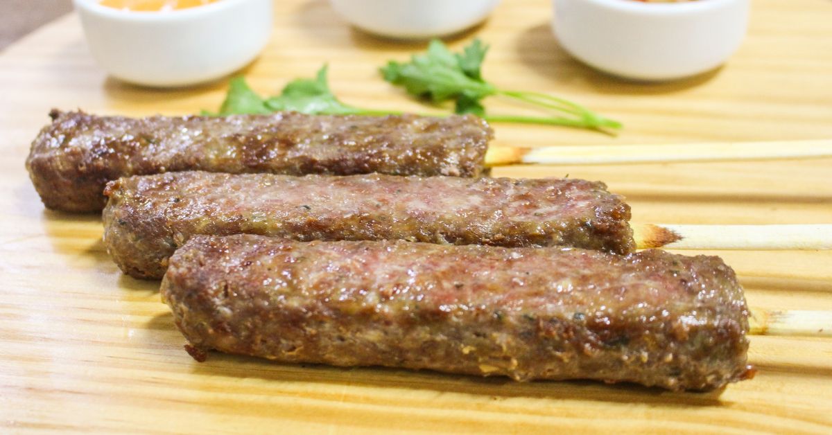 Kafta: espetinho de carne temperada