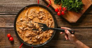 Receita de Strogonoff de Carne com Acompanhamentos Clássicos