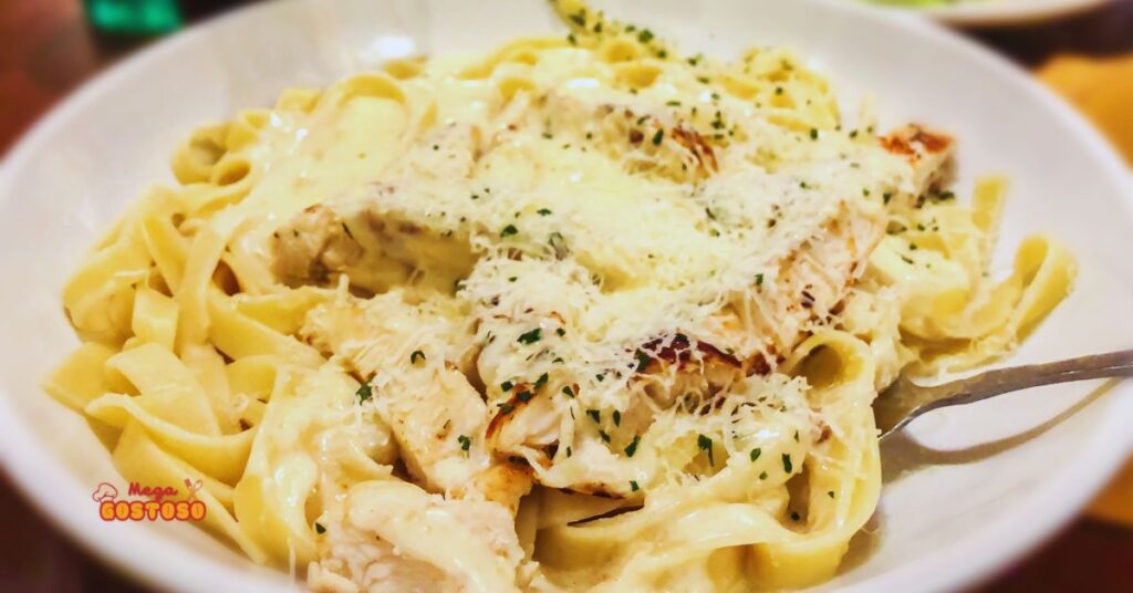 Receita irresistível de penne ao molho Alfredo com frango