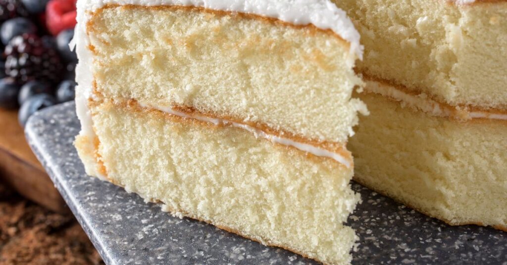 bolo de leite ninho com leite condensado em uma bancada cinza