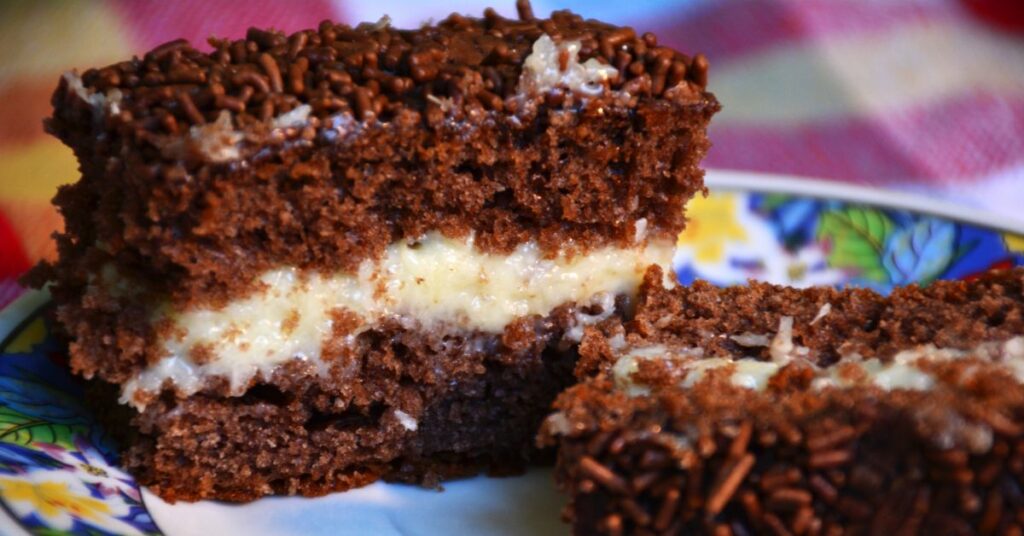 bolo trufado de chocolate com recheio de leite condensado