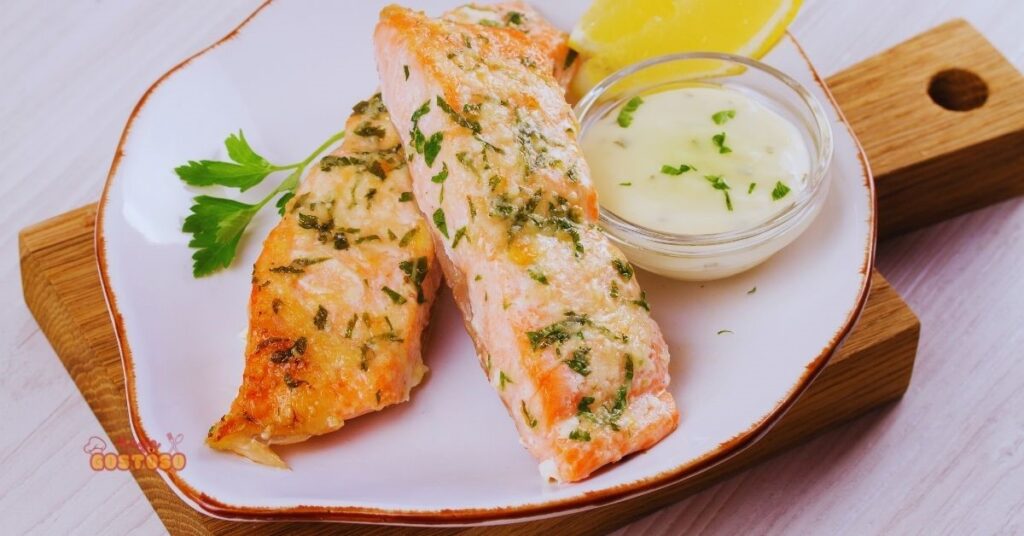 Salmão grelhado com molho de ervas e limão: receita saudável e sofisticada