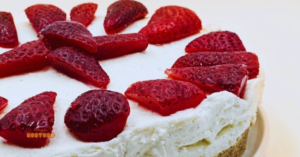 Morangoffe uma torta de morango com chantilly e doce de leite.