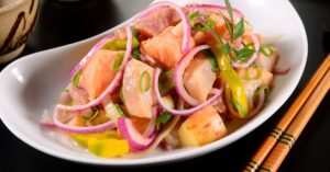 ceviche de salmão servido em um bowl branco
