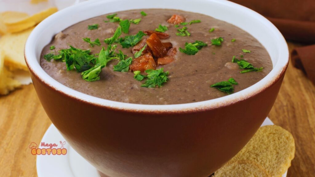 tutu de feijão em uma cumbuca com bacon e cheiro verde