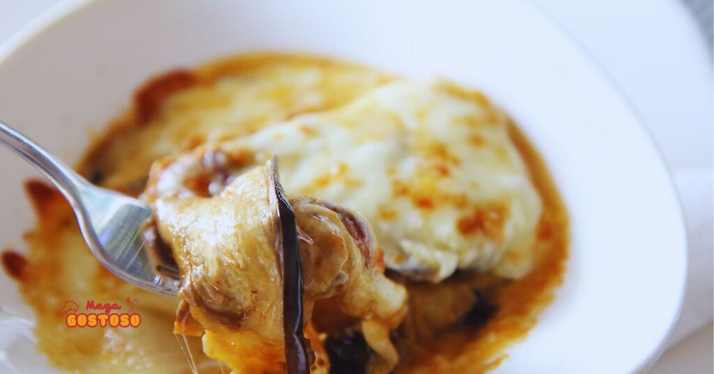 Lasanha de berinjela com molho branco