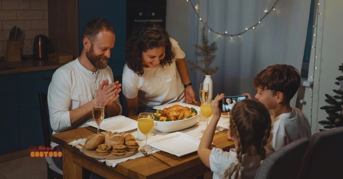 Família reunida à mesa durante a ceia de Natal, com pratos simples como frango assado, representando uma ceia de Natal de pobre, em um ambiente decorado com luzes natalinas.