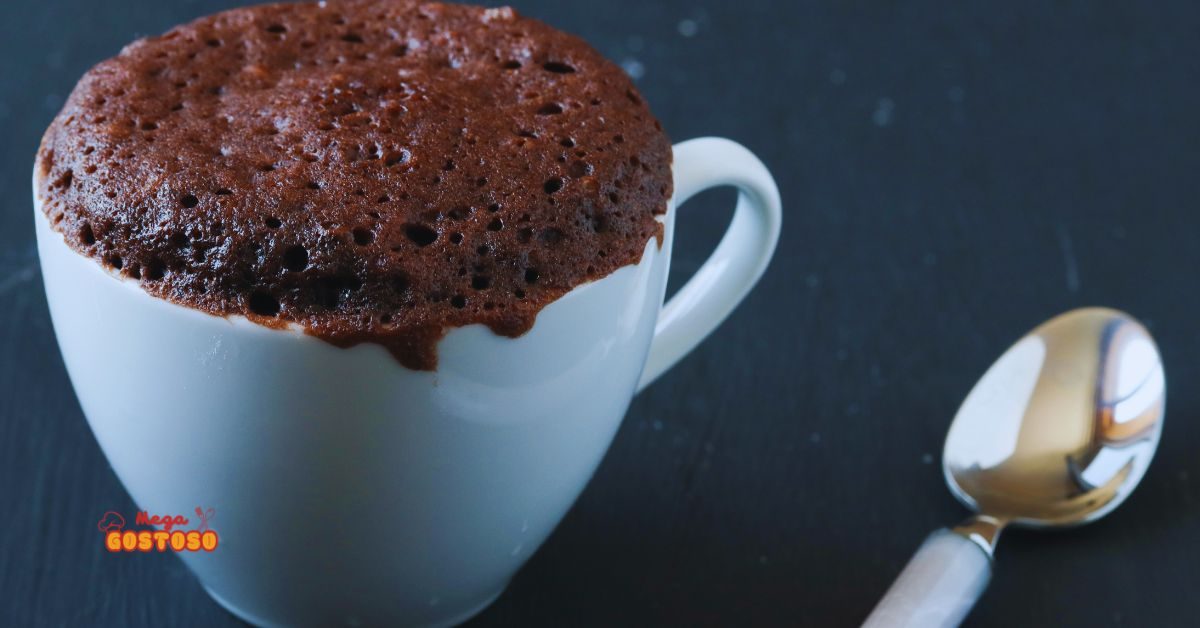 Bolo de caneca de chocolate: uma sobremesa prática e irresistível em minutos!