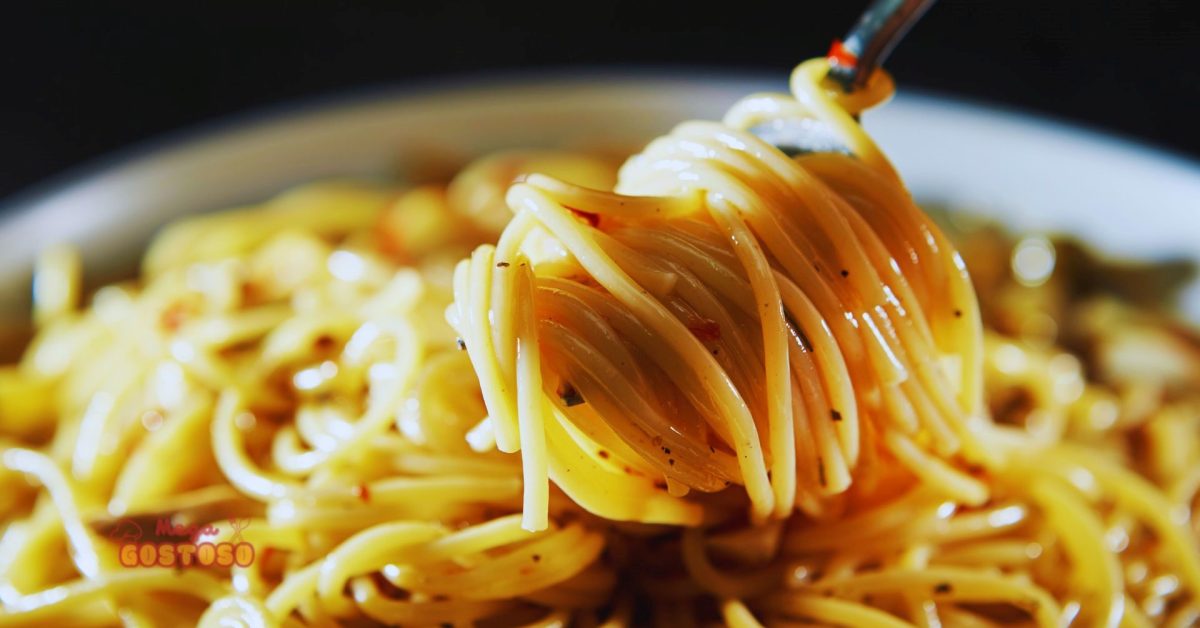 Como fazer macarrão ao alho e óleo receita fácil
