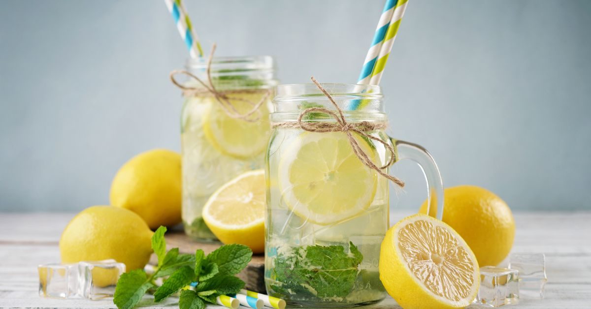 Copos de limonada suíça com rodelas de limão e folhas de hortelã