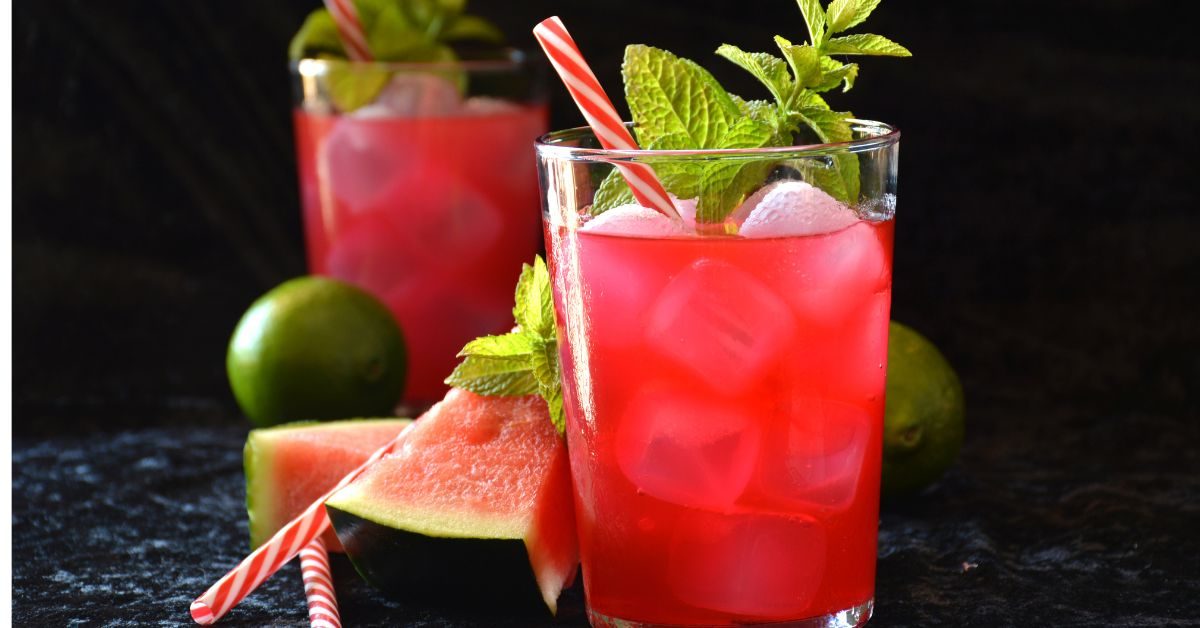 Drink Mojito de Hortelã e Melancia com gelo e decoração tropical
