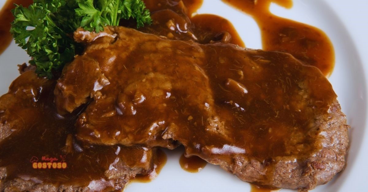 Bife suculento coberto com molho escuro e cremoso, realçando o sabor com deliciosos molhos para carnes bem temperados.