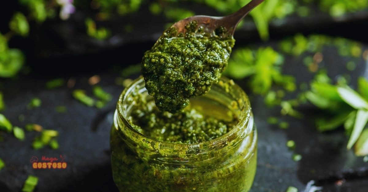 Molho pesto caseiro em pote de vidro, feito com ervas frescas e ingredientes naturais, perfeito para quem busca molhos saudáveis.