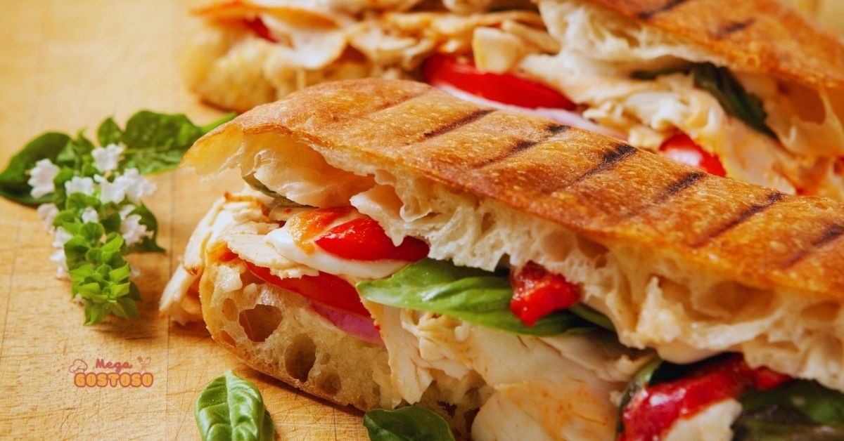 panini caseiro pão crocante e recheio de queijo, rucula e tomate.