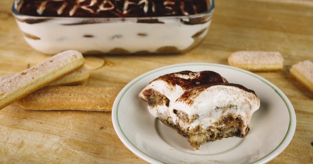 Pavê de chocolate cremoso em uma travessa, com camadas de biscoito e creme de chocolate, decorado com raspas de chocolate
