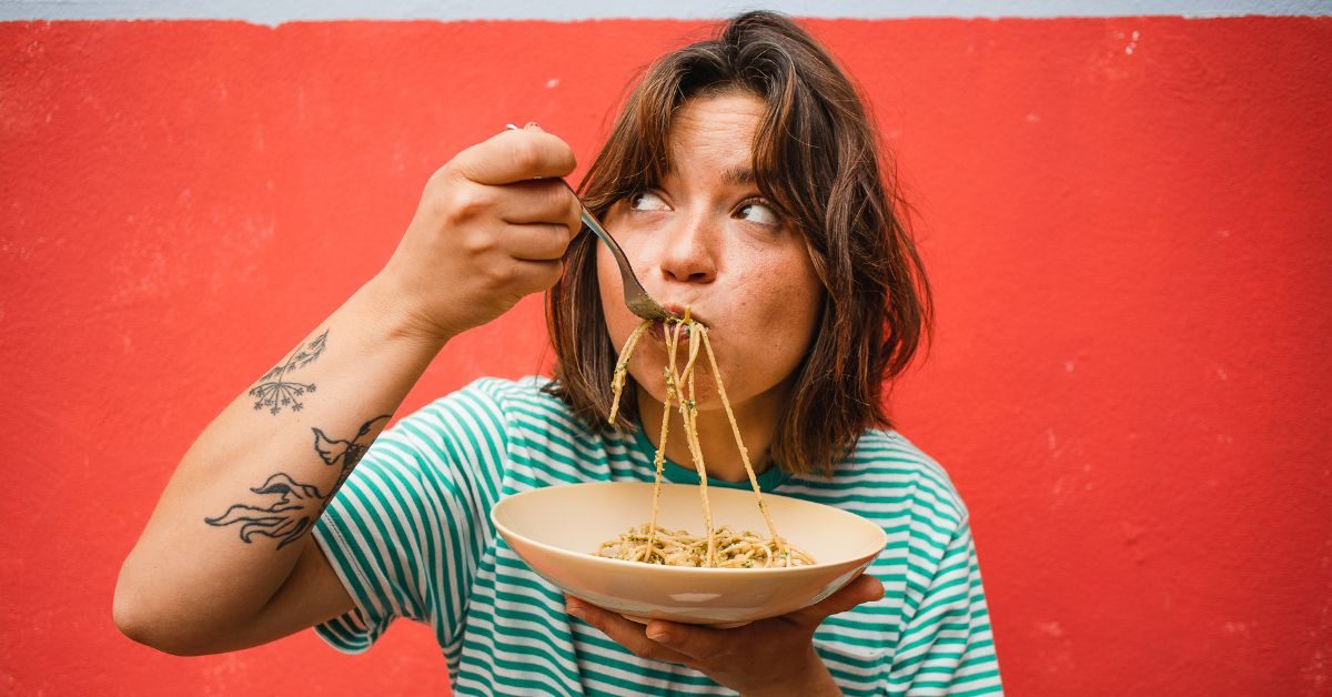 Pessoa comendo uma das 5 ideias de macarrão