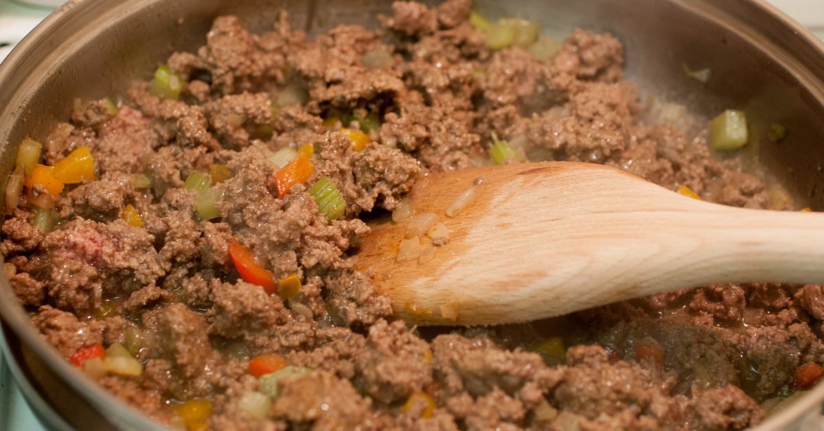 Prato de uma receita de carne moída servido em uma travessa elegante com acompanhamentos.