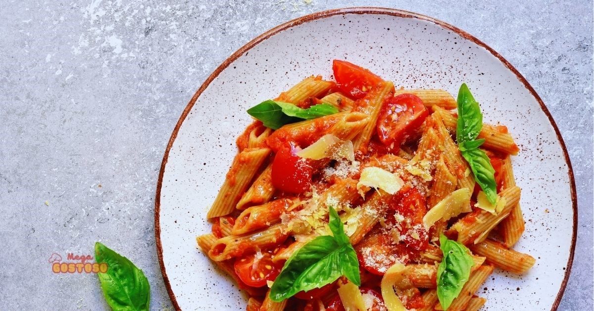 Prato de macarrão integral com molho de tomate e manjericão, uma receita saudável, saborosa e perfeita para refeições equilibradas.