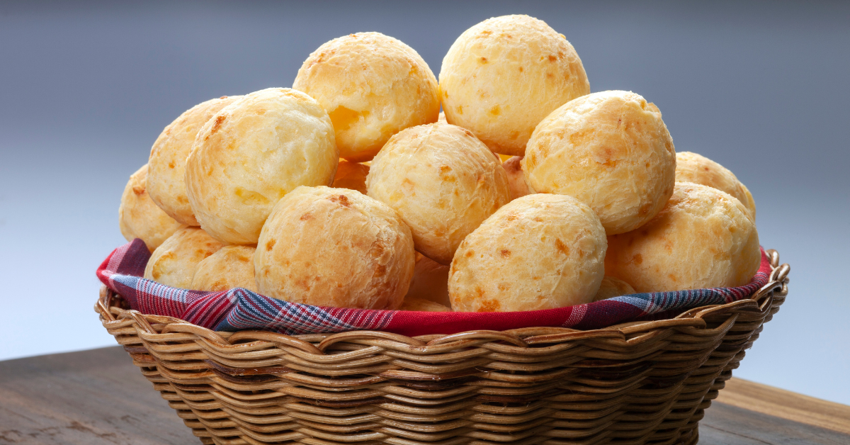Receita fácil de pão de queijo caseiro quentinho dentro de uma cesta