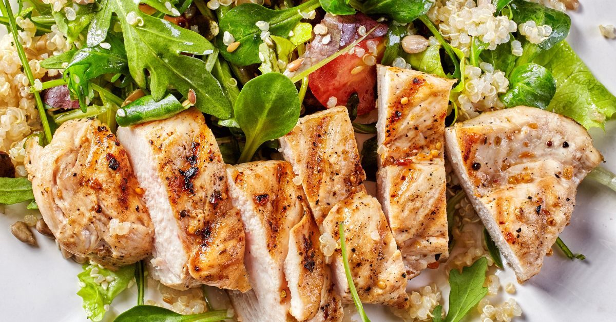 Salada de quinoa com frango e legumes - opção saudável para um almoço simples de domingo