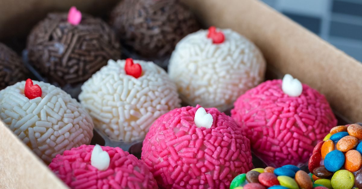 brigadeiro gourmet em uma caixa, em opções variadas