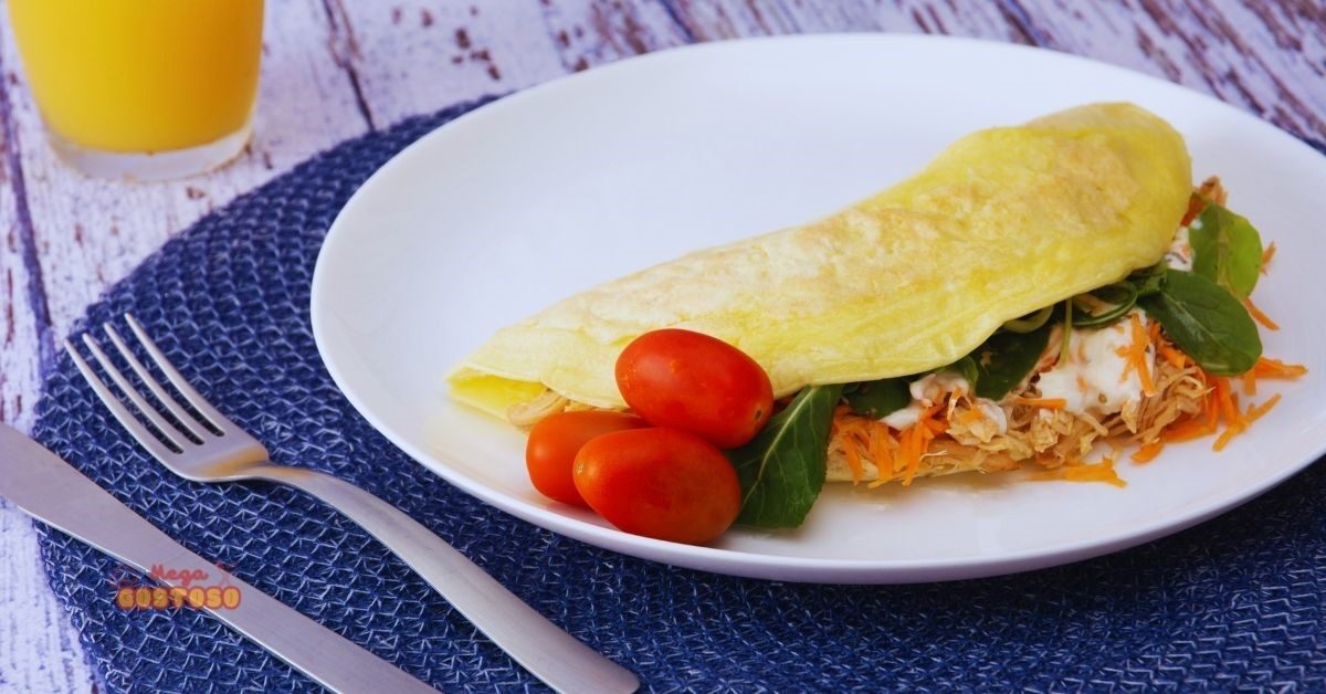 Crepioca de frango desfiado, com cenoura e tomatinhos confit.