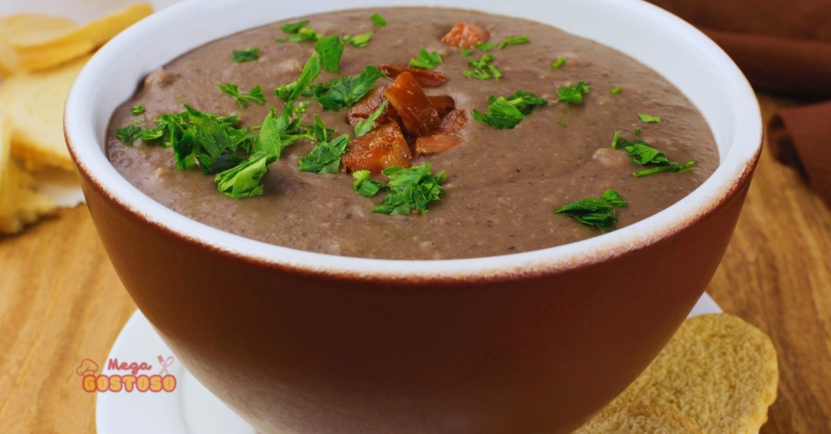 tutu de feijão em uma cumbuca com bacon e cheiro verde