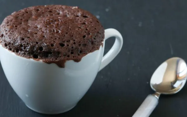 Bolo de chocolate de caneca: uma sobremesa prática e irresistível em minutos!